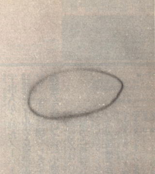 目撃されたリング状の黒い雲の輪の写真